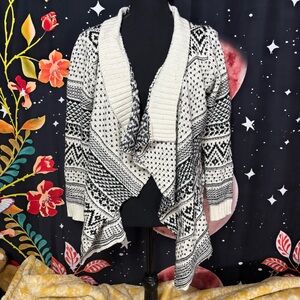 Women's Black and White Patterned Sweater